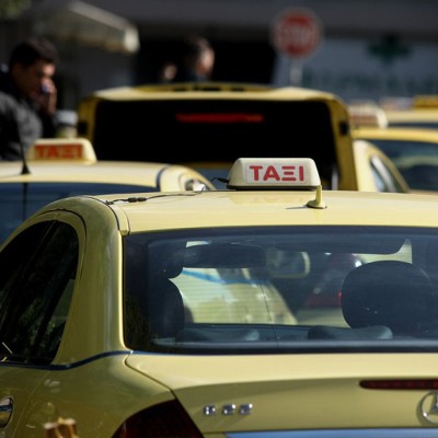 Παράταση ισχύος για τρεις μήνες των ειδικών αδειών οδήγησης ταξί και βαν