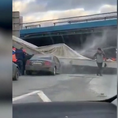 Γέφυρα πέφτει πάνω σε αυτοκίνητο μετά από σύγκρουση με μπετονιέρα [Video]