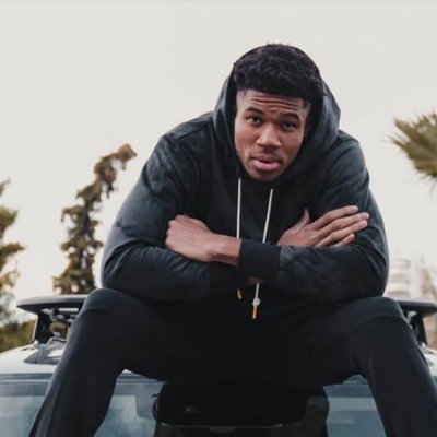 Δες με τι αυτοκίνητο κυκλοφορεί στην Ελλάδα ο Γιάννης Αντετοκούνμπο