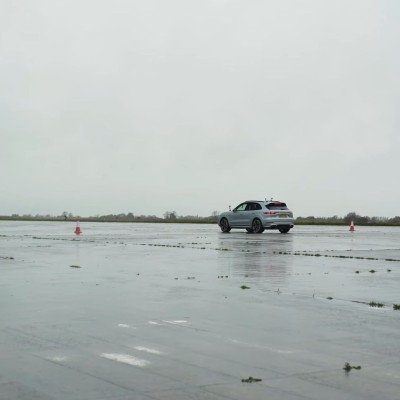 Drag Race: Audi RSQ8 vs BMW X6M vs Porshe Cayenne Turbo S