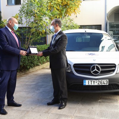 Η Mercedes-Benz συνεχίζει να προσφέρει έμπρακτα στο ΕΚΑΒ