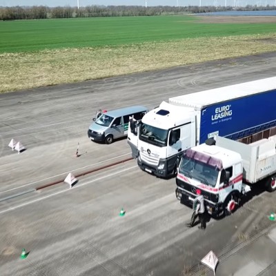 Παλιό εναντίον νέου φορτηγού: Ποιο θα ακινητοποιηθεί πιο γρήγορα; (video)