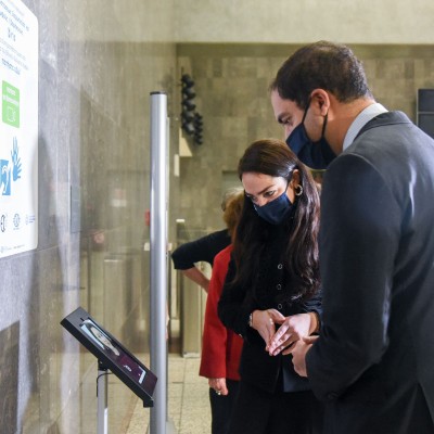 Σταθμός βιντεοεπικοινωνίας για κωφούς και βαρήκοους στο Μετρό Συντάγματος