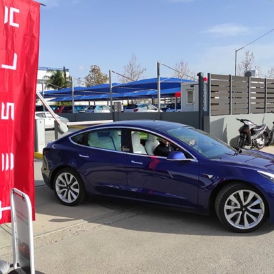 Οι άλλοι ανεβαίνουν, η Tesla πέφτει στην Ευρώπη