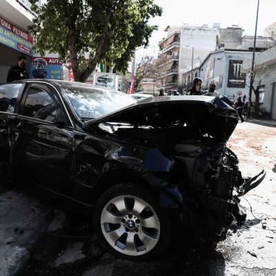 Καταδίωξη με κλεμμένο όχημα κατέληξε σε τροχαίο στην οδό Λιοσίων