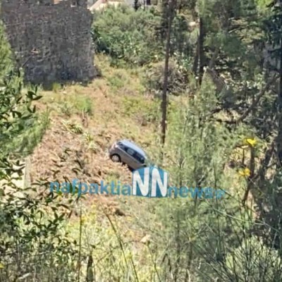 Ναύπακτος: Αυτοκίνητο έφυγε στο κενό (video)