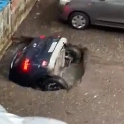 Απίστευτο: Είναι λες και η τρύπα άνοιξε μόνο γι’ αυτό το Hyundai! [Video]