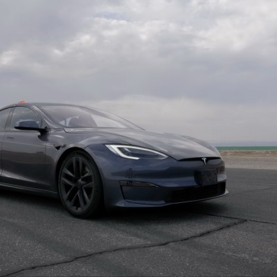 Το Tesla Model S Plaid εναντίον των δύο ταχύτερων μοτοσυκλετών στον κόσμο [Video]