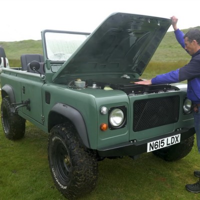 Δύο Land Rover αντιμέτωπα, το ένα ηλεκτρικό, το άλλο πετρελαιοκίνητο. Ποιο θα επικρατήσει; [Video]