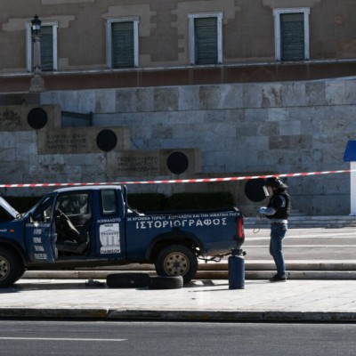 Ανέβηκε με το αγροτικό στο μνημείο του Άγνωστου Στρατιώτη