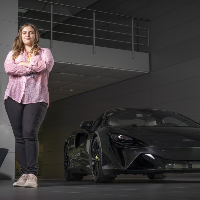 Μια 17χρονη έγινε για 1 ημέρα αφεντικό της McLaren (video)