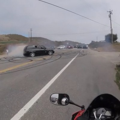 Οδηγοί SUV «κλείνουν» αυτοκινητόδρομο για να κάνουν… donuts! [Video]