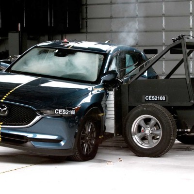 IIHS: Νέο crash test δυσκολεύει τα μικρά SUV - Άριστα στη Mazda (video)