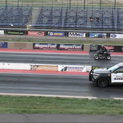 Απίστευτη κόντρα: Περιπολικό στήνεται στην γραμμή εκκίνησης δίπλα από ένα Quad bike! [Video]