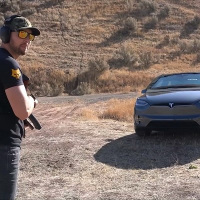 Πυροβόλησε με ΑΚ-47 το Tesla Model X [Video]