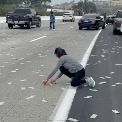 Γέμισε με χαρτονομίσματα ο αυτοκινητόδρομος [video]