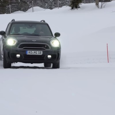 Ποιο είναι καλύτερο στο χιόνι; Προσθιοκίνητο με χιονολάστιχα ή τετρακίνητο με all season; (video)