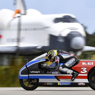 Έπιασε με ηλεκτρική μοτοσυκλέτα τα 455 km/h (video)