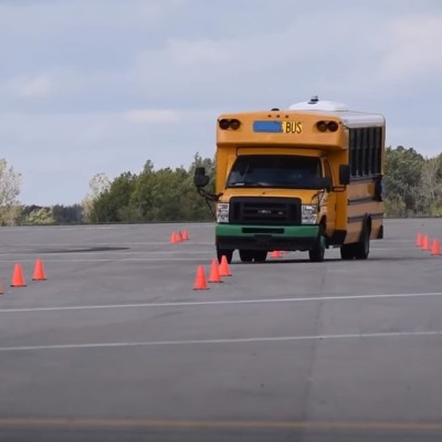 Δείτε σχολικό λεωφορείο να κάνει τεστ ταράνδου (video)