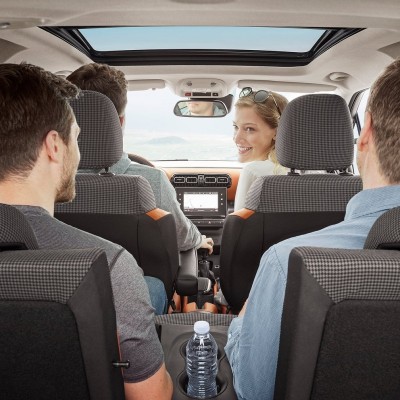 4 ή 5 επιβάτες; Πόσοι επιτρέπεται να μπαίνουν στα ΙΧ αυτοκίνητα; Τι λέει η άδεια;