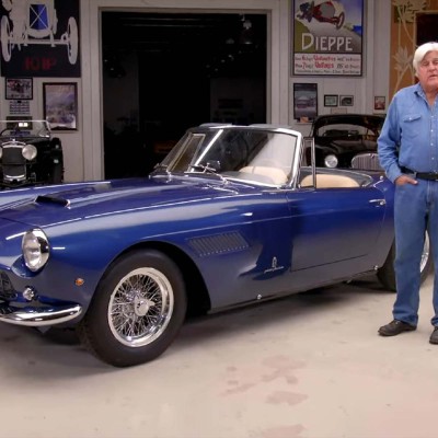 O Jay Leno έχει πολλά supercars, αλλά καμία Ferrari! Και εξηγεί γιατί