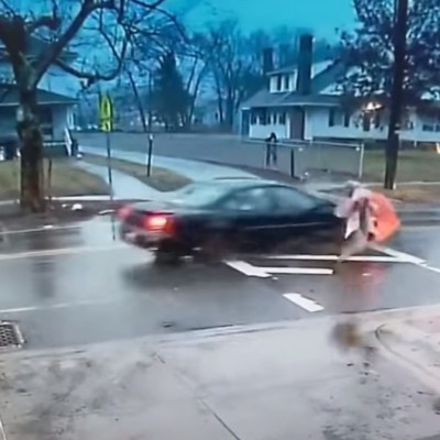 Σχολική τροχονόμος σώζει μαθήτρια τελευταία στιγμή (video)