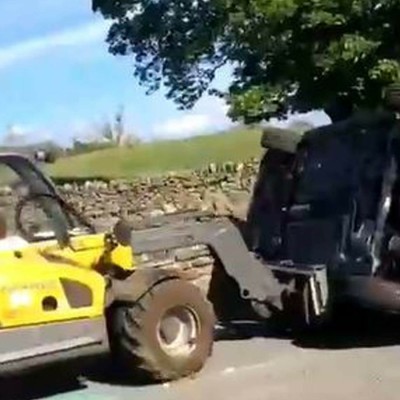 Αγρότης διέλυσε ένα Opel Corsa με μπουλντόζα επειδή του έκλεισε το χωράφι [video]