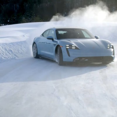 Περνώντας καλά με μια Taycan στο χιόνι [video]
