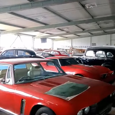 Τι γυρεύουν 100 κλασικά μοντέλα σε ένα υπόστεγο στο Ηράκλειο; [video]