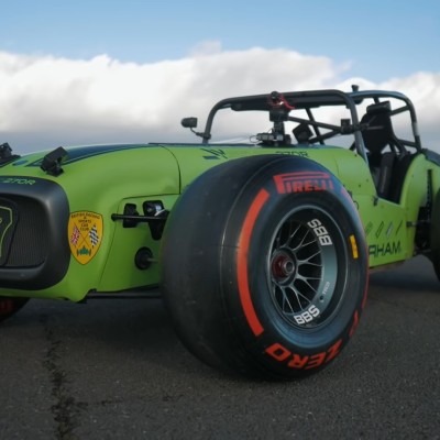 Έβαλαν τροχούς μονοθεσίου της F1 σε αυτοκίνητο δρόμου [video]