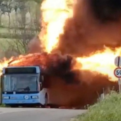 Απίστευτη φωτιά σε λεωφορείο φυσικού αερίου, δεν έσβηνε με τίποτα [video]