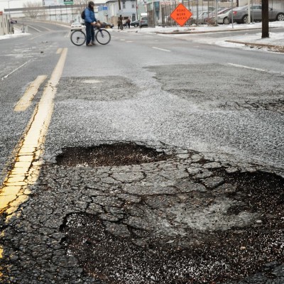 Τέλος οι λακκούβες σε 12 λεωφόρους της Αθήνας – Τι ετοιμάζει η Περιφέρεια