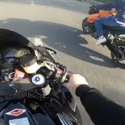 Κόντρες στο Ολυμπιακό Χωριό: Μοτοσυκλέτες περνάνε με 250 km/h [video]