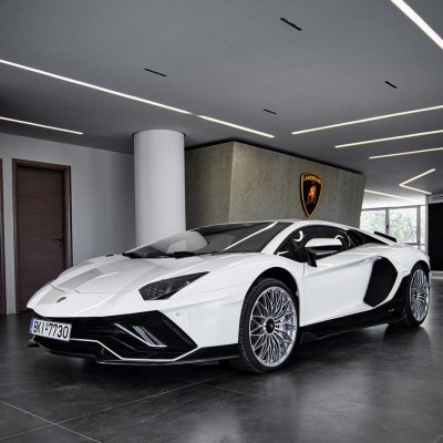 Ποιος Έλληνας οδηγεί αυτή την Lamborghini Aventador Ultimae των 780 ίππων;