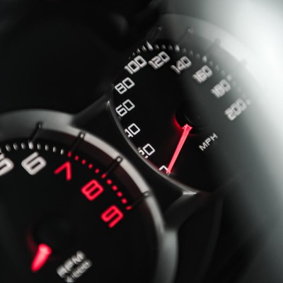 Γιατί «κλέβει» το κοντέρ του αυτοκινήτου; Πόσο έξω πέφτει;