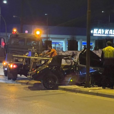 Μεγαλογιατρός διέλυσε το χειροποίητο Morgan – Καρφώθηκε σε κολώνα στη Λάρισα