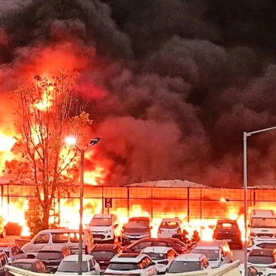 Στάχτη έγιναν 100 ηλεκτρικά οχήματα σε σταθμό φόρτισης – Δείτε το video