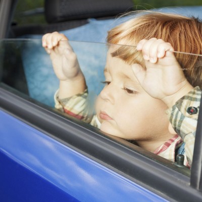 Παιδί στο αυτοκίνητο: Πώς σταματά να παίζει με το παράθυρο ή την πόρτα