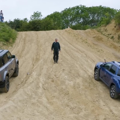 Τετρακίνητη κόντρα: Dacia Duster vs Land Rover Defender [video]