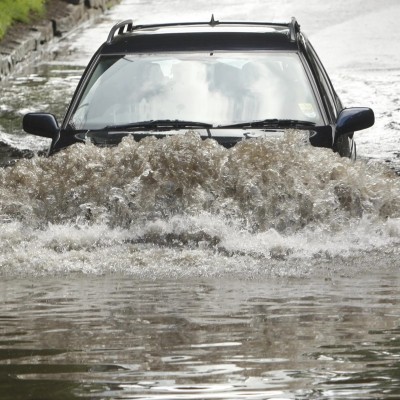 Έρχεται κακοκαιρία: Τι προσέχω κατά την Οδήγηση σε βροχή