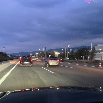 Μπορώ να προσπεράσω από δεξιά στην εθνική οδό; Επιτρέπεται από το νόμο;