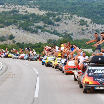 Απίστευτο κονβόι με… 250 Peugeot 205 περνά από την Ελλάδα! [video]