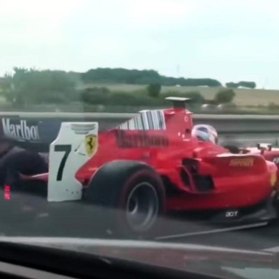 Εσύ πως θα αντιδρούσες αν έβλεπες ένα μονοθέσιο στον αυτοκινητόδρομο; [video]