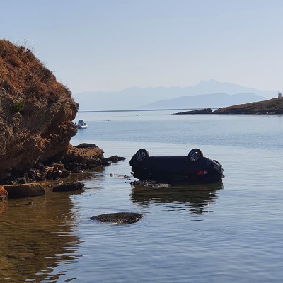 Αττική: Αυτοκίνητο κατέληξε στη θάλασσα!