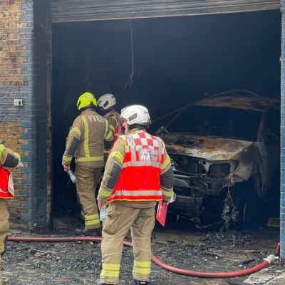 Μεγάλη φωτιά ξέσπασε στο Λονδίνο – Καίγονται ηλεκτρικά αυτοκίνητα! (video)