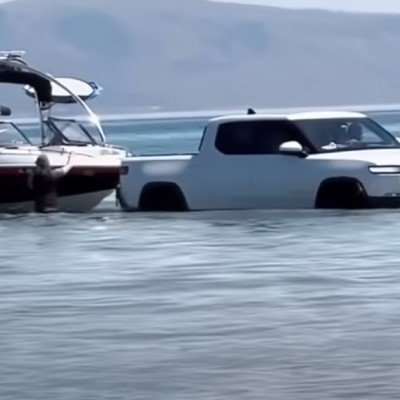 O αθεόφοβος μπήκε στη λίμνη με το ηλεκτρικό αυτοκίνητο [video]