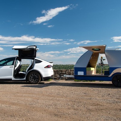 Τροχόσπιτο που γίνεται powerbank για ηλεκτρικά αυτοκίνητα [video]