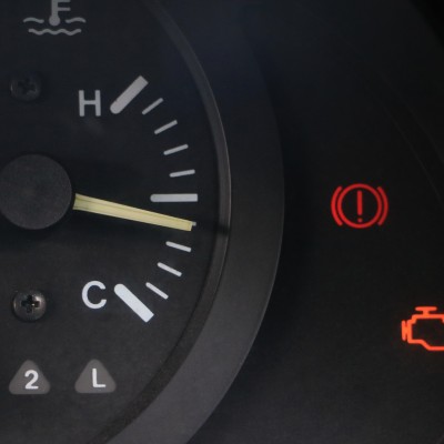 Λαμπάκια αυτοκινήτου: Ποιο χρώμα δείχνει σοβαρή ζημιά;