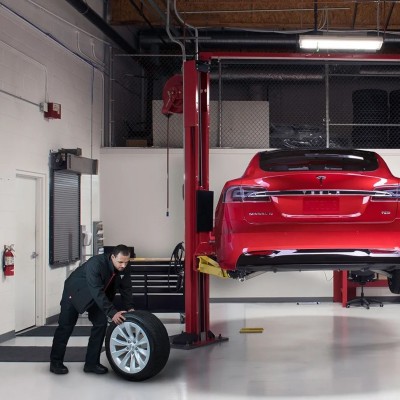 Σε συνεργείο Volkswagen-Audi η επισκευή των Tesla; Νέo deal με Κarenta