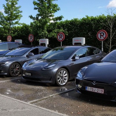 Ρεκόρ Guinness: Αυτή είναι η μεγαλύτερη συγκέντρωση Tesla που έγινε ποτέ